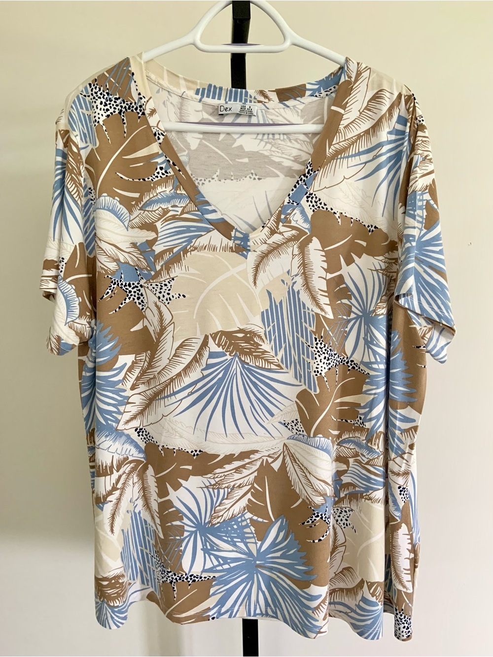 Dex tropical v-neck Tee - Picture 10 of 10